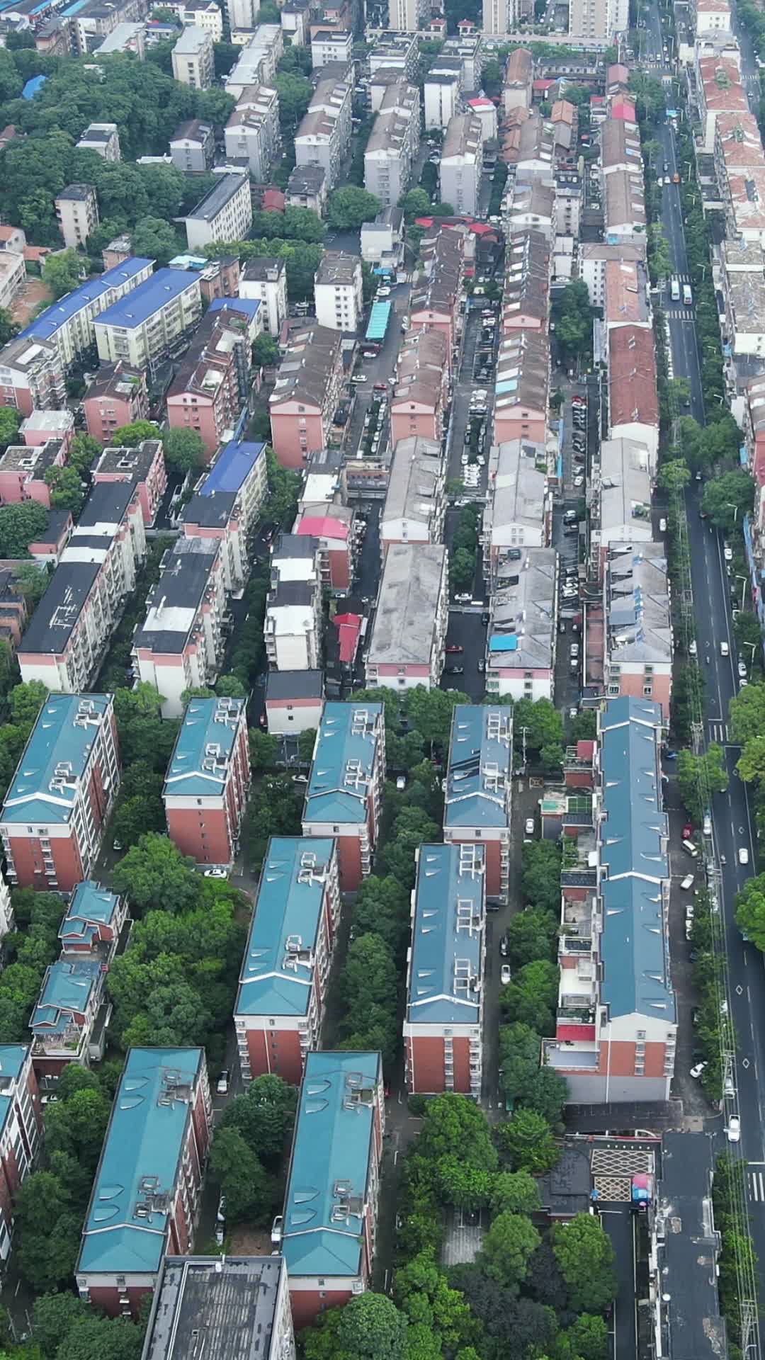航拍城市易地扶贫搬迁安置房视频的预览图