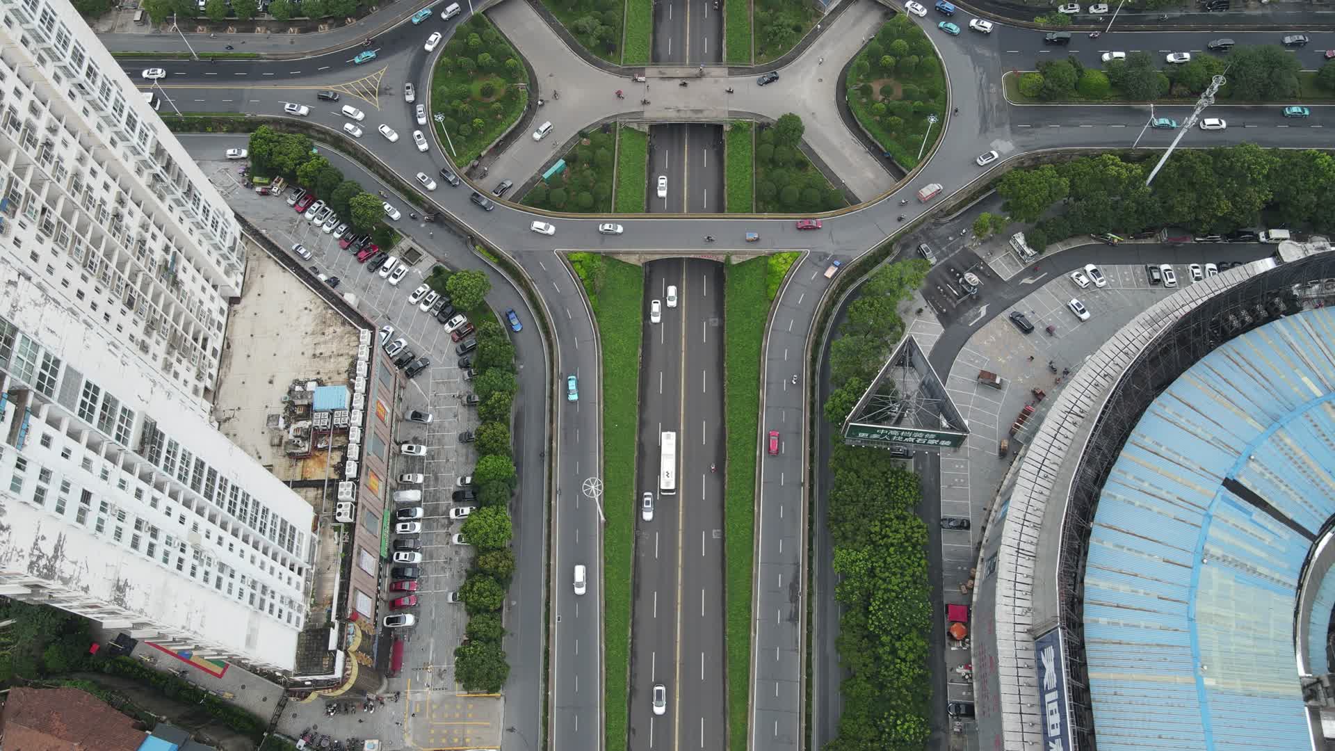 湖南岳阳城市交通高架桥转盘航拍视频的预览图