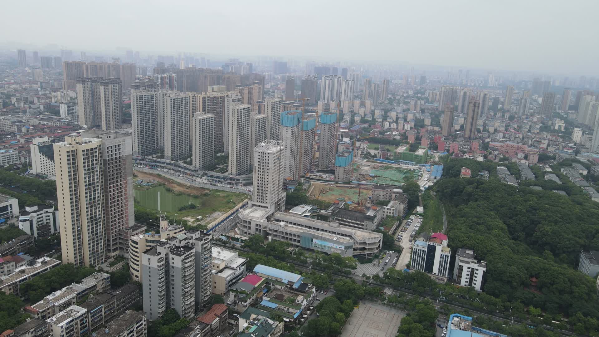 航拍湖南岳阳城市建设视频的预览图