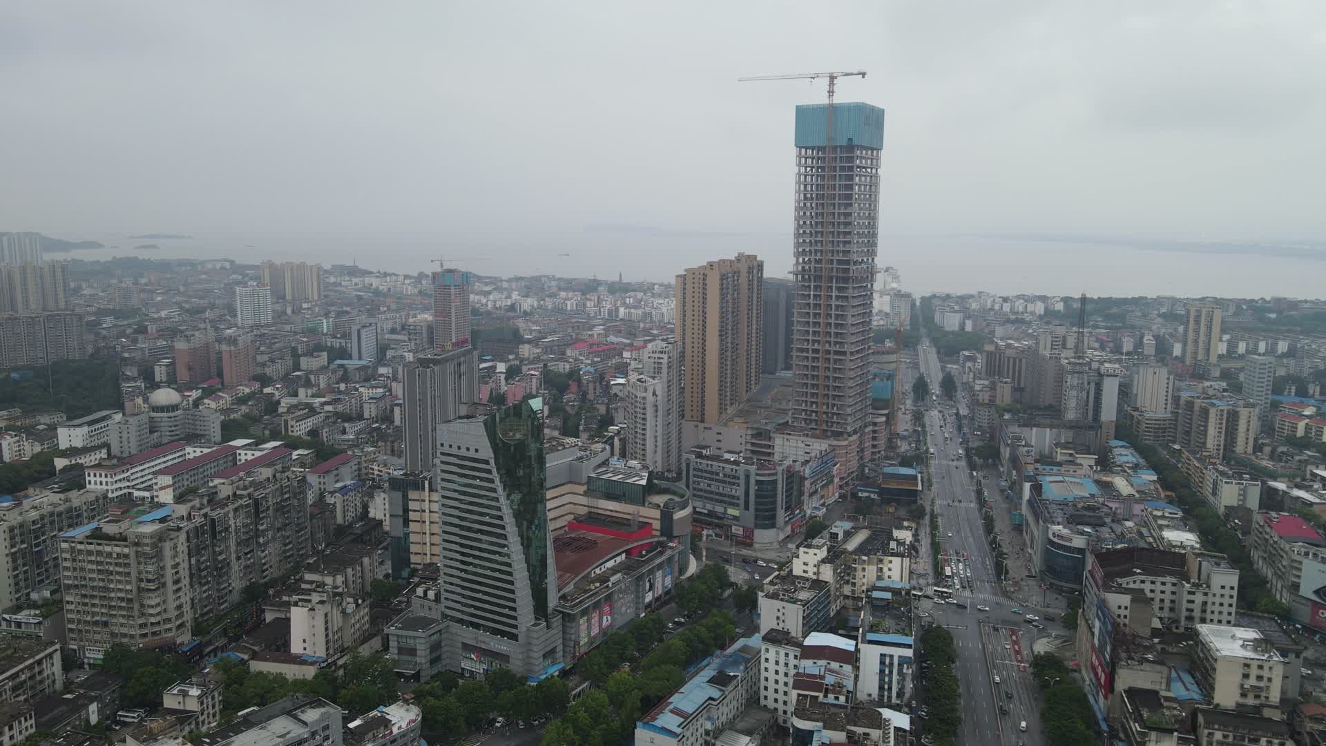 航拍湖南岳阳城市风光交通高楼建筑视频的预览图