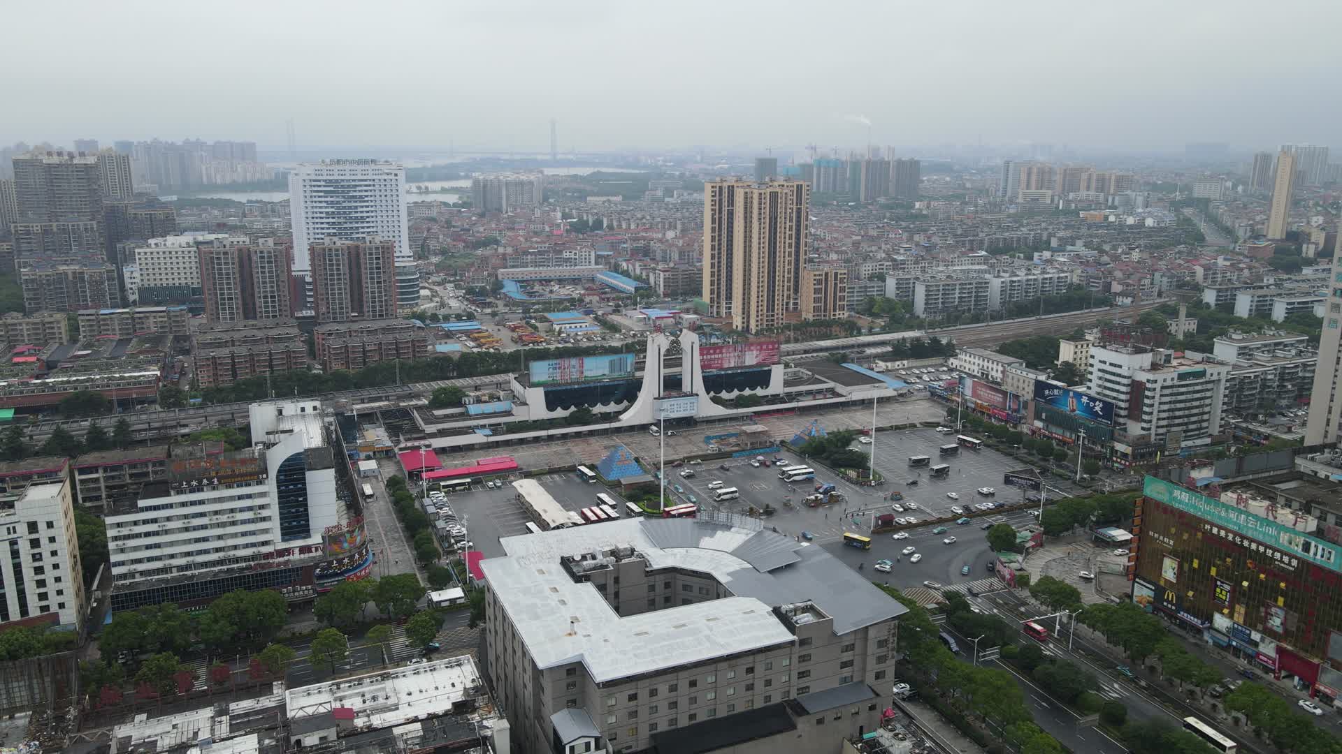 航拍湖南岳阳城市风光交通高楼建筑视频的预览图