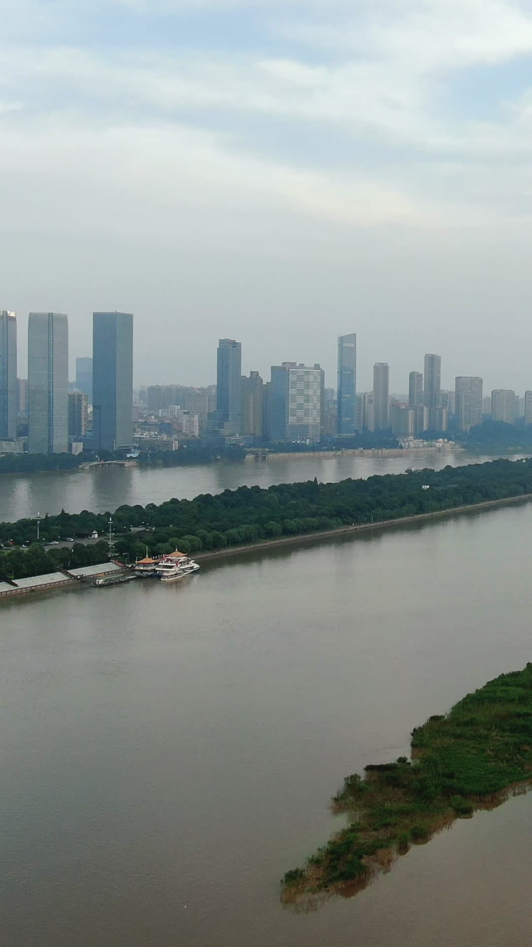 航拍湖南长沙湘江橘子洲城市风光视频的预览图