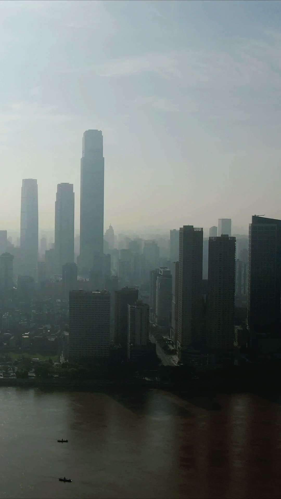 航拍清晨迷雾长沙高楼建筑视频的预览图