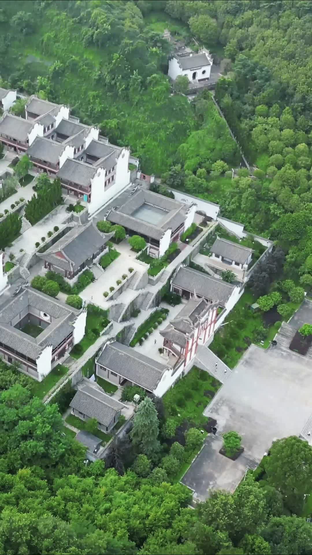 航拍湖北宜昌秭归县屈原故里5A景区视频的预览图