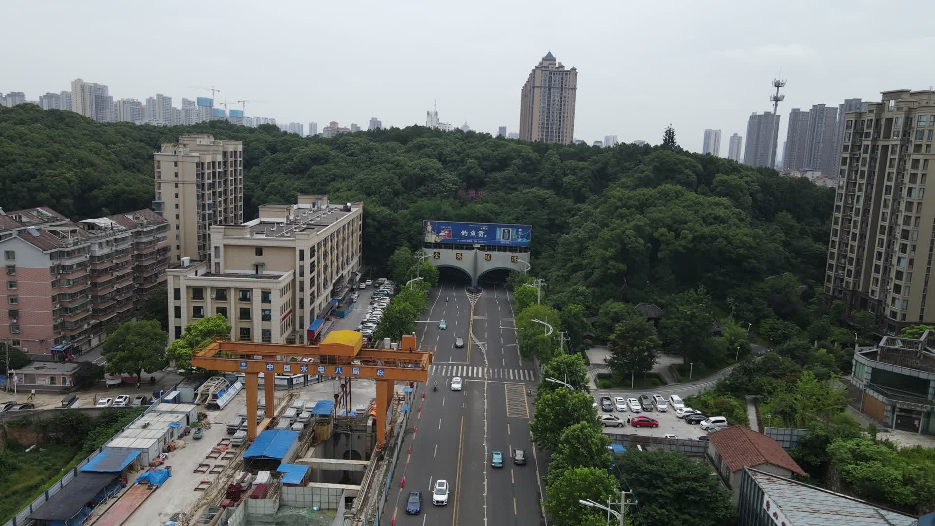 湖南岳阳城市高楼交通航拍视频的预览图