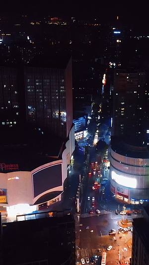 航拍湖南岳阳商业街夜景视频的预览图