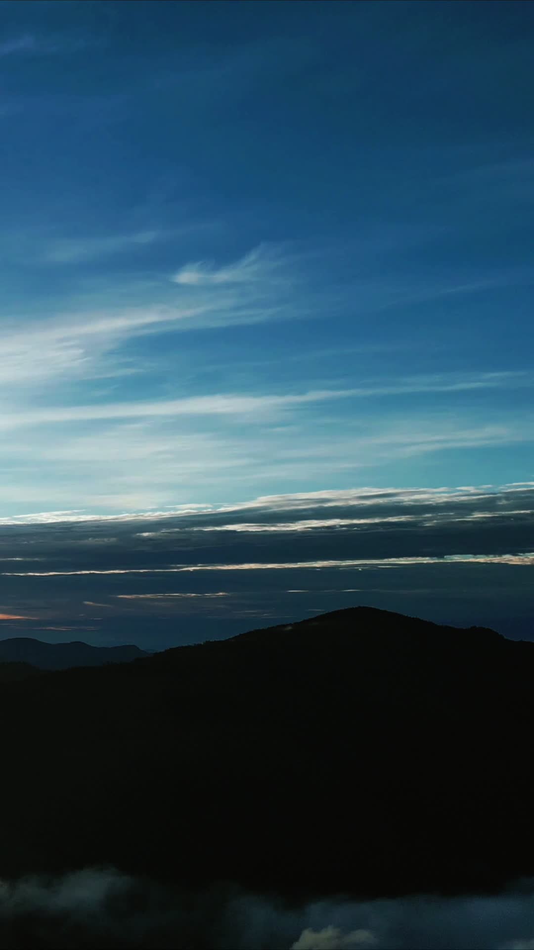 航拍湖北神农架神农顶景区日落晚霞视频的预览图