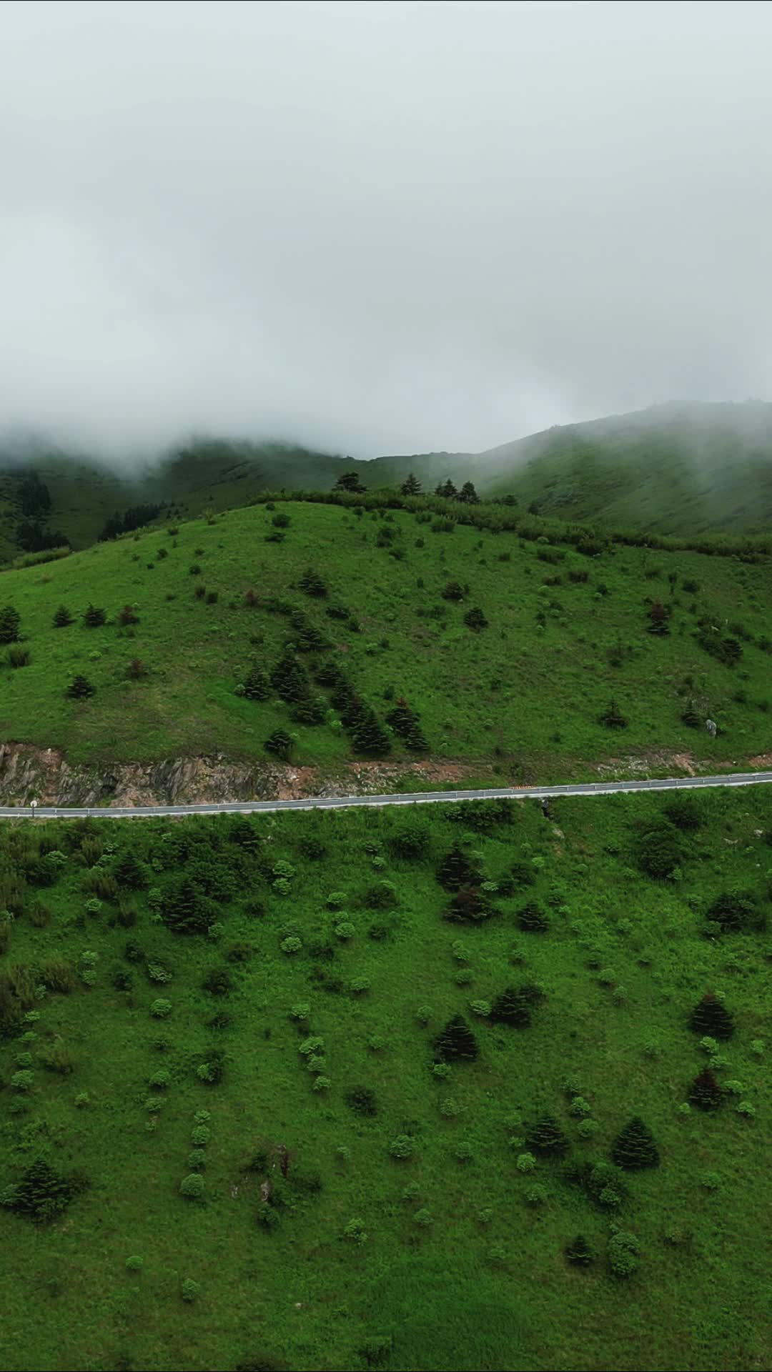 航拍湖北神农架景区盘山公路视频的预览图