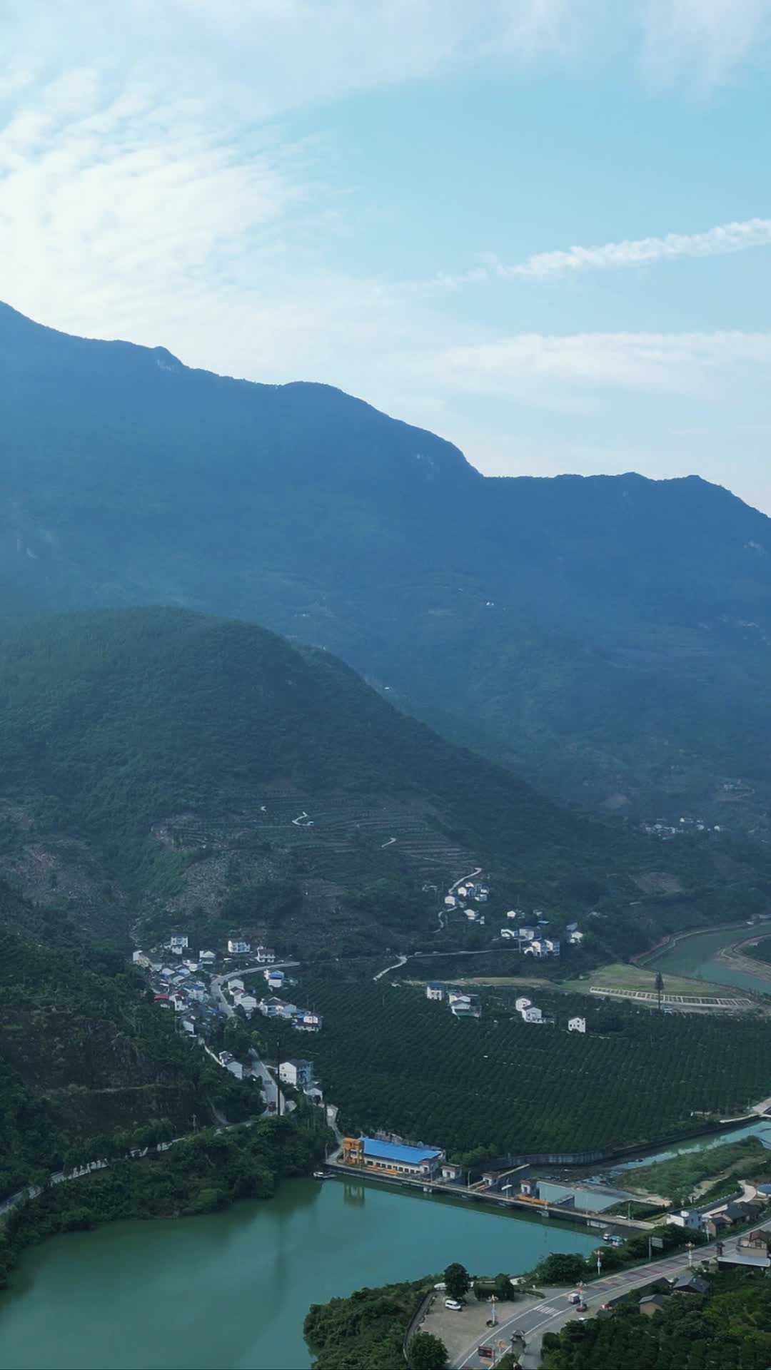 航拍山谷里的美丽乡村视频的预览图