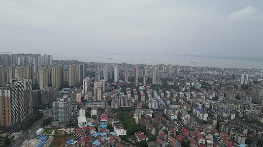 湖南岳阳城市高楼交通航拍视频的预览图