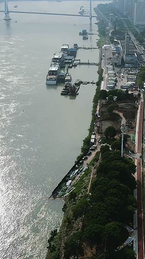 航拍湖北宜昌三峡旅游度假区码头游船视频的预览图