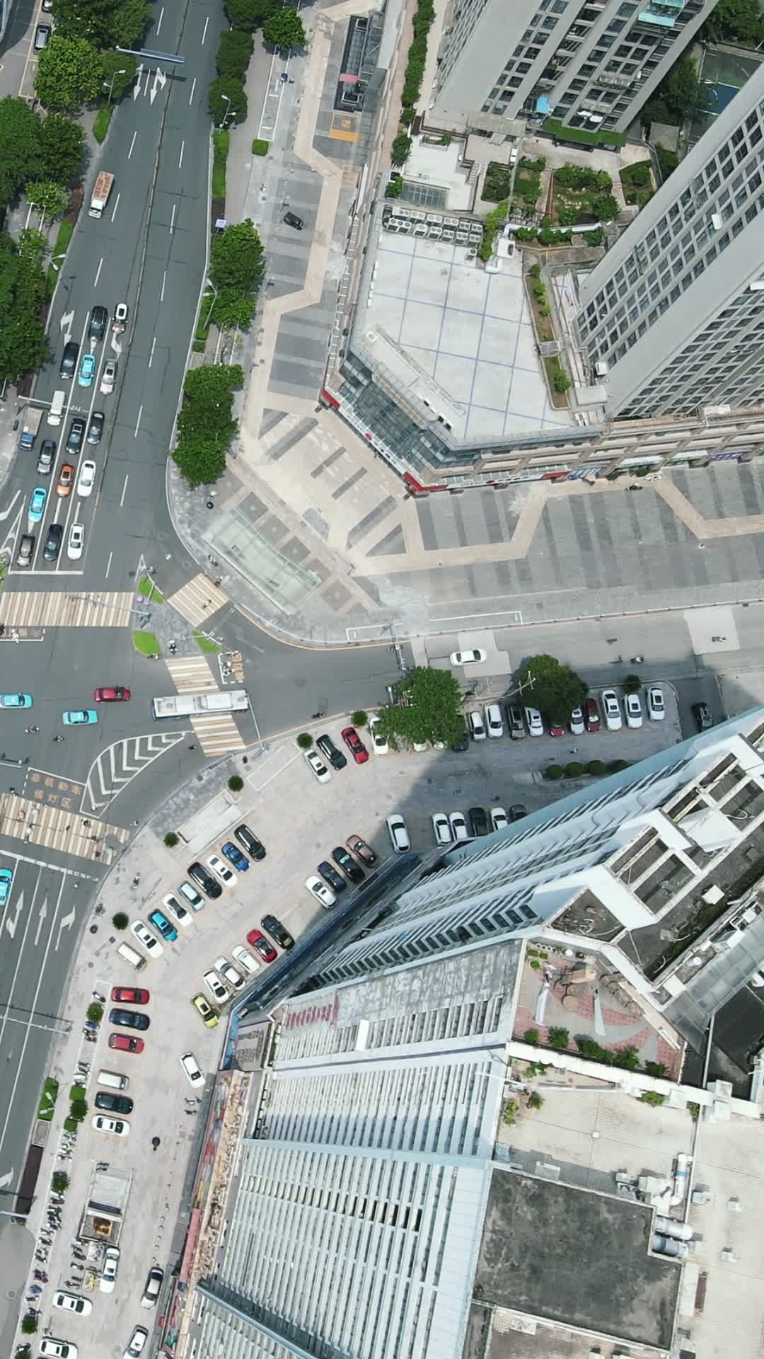 航拍湖北宜昌东山大道交通视频的预览图