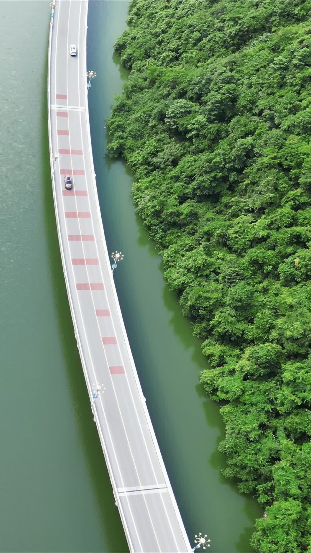 航拍最美水上公路古昭公路视频的预览图
