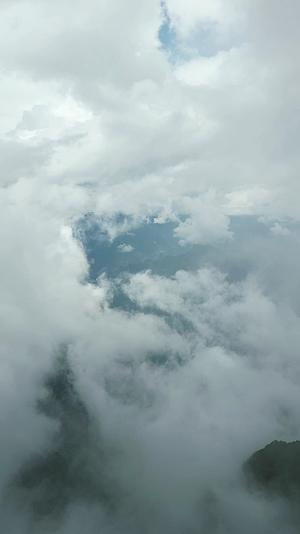 航拍山顶云雾缭绕自然风光视频的预览图