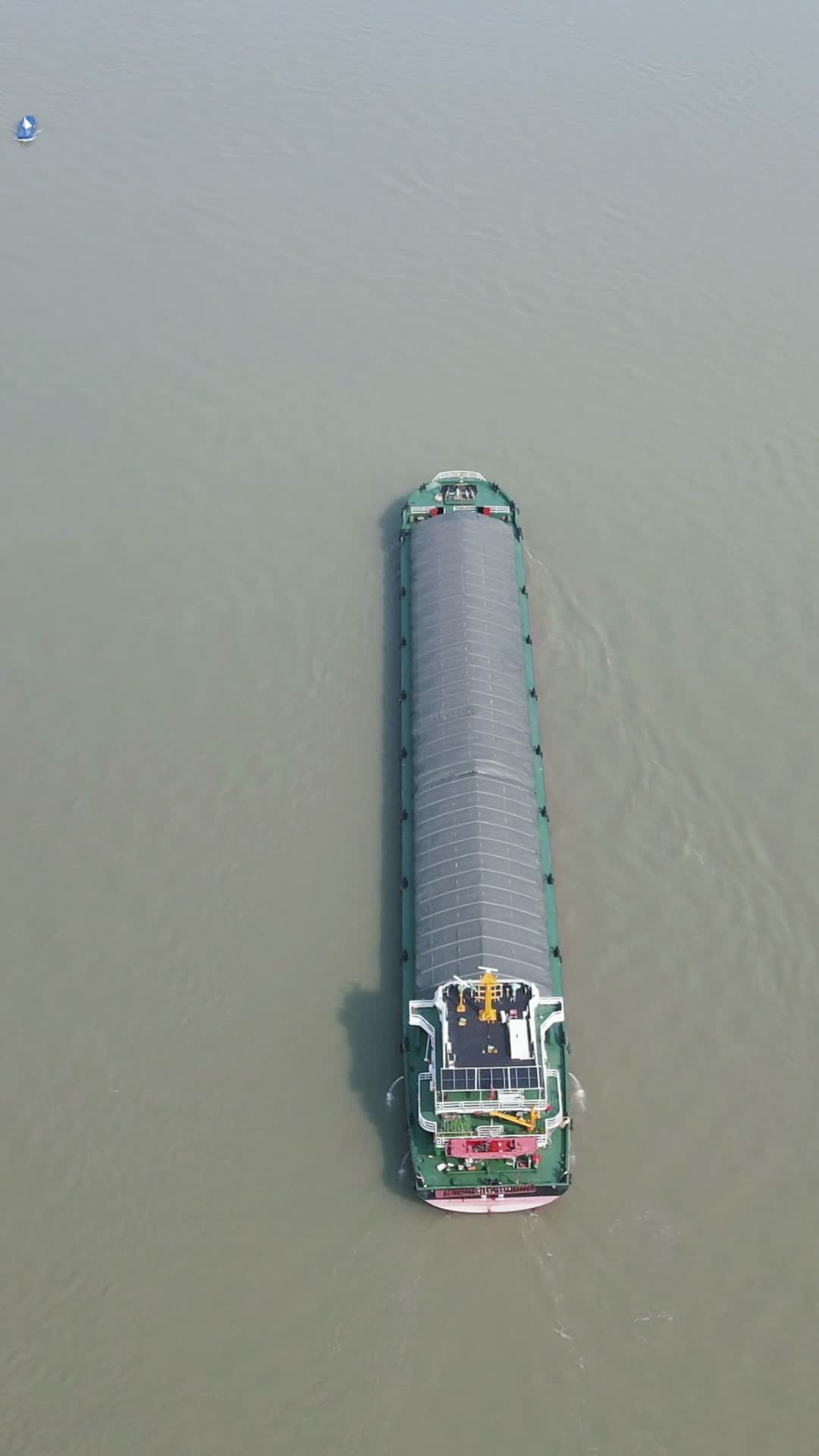 航拍长江水运货船视频的预览图