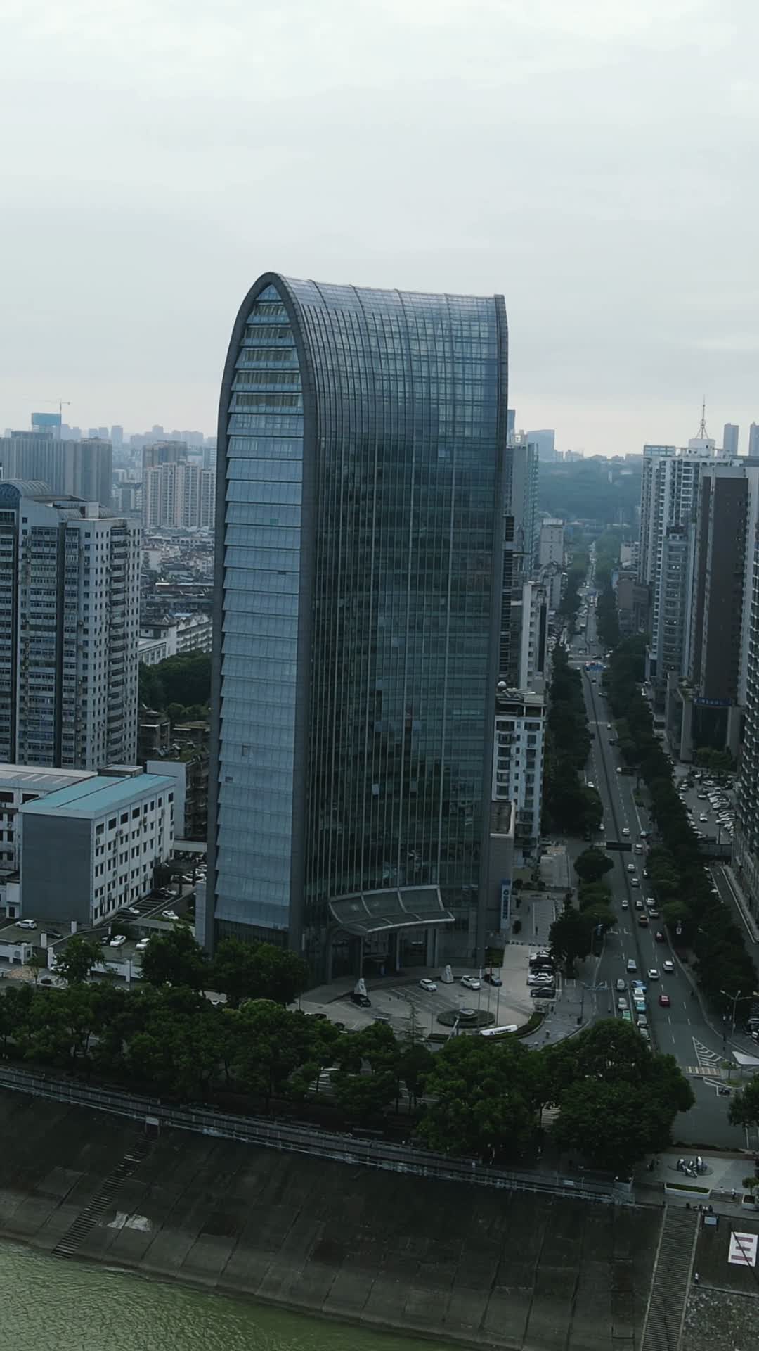 航拍湖北宜昌建设银行大厦视频的预览图