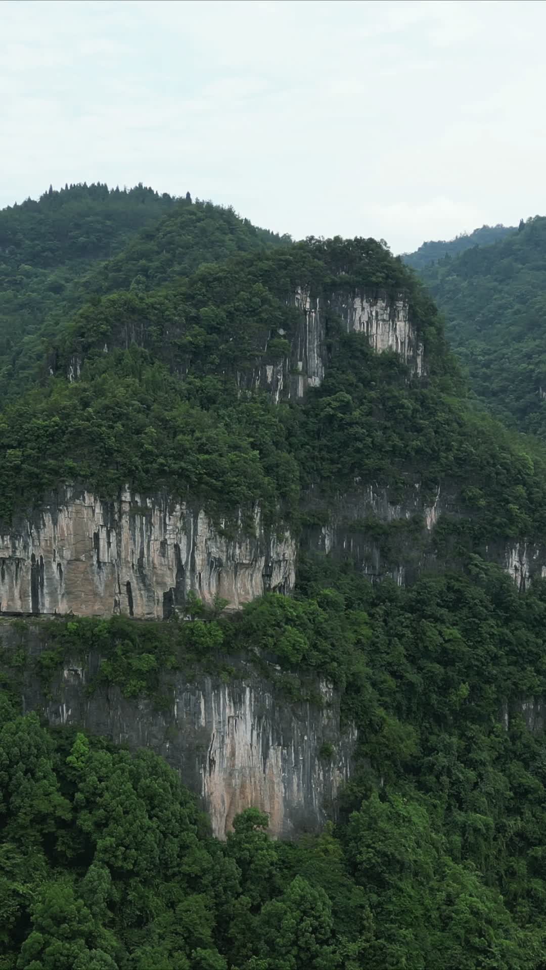 航拍湖北宜昌三峡西陵画廊风景区视频的预览图