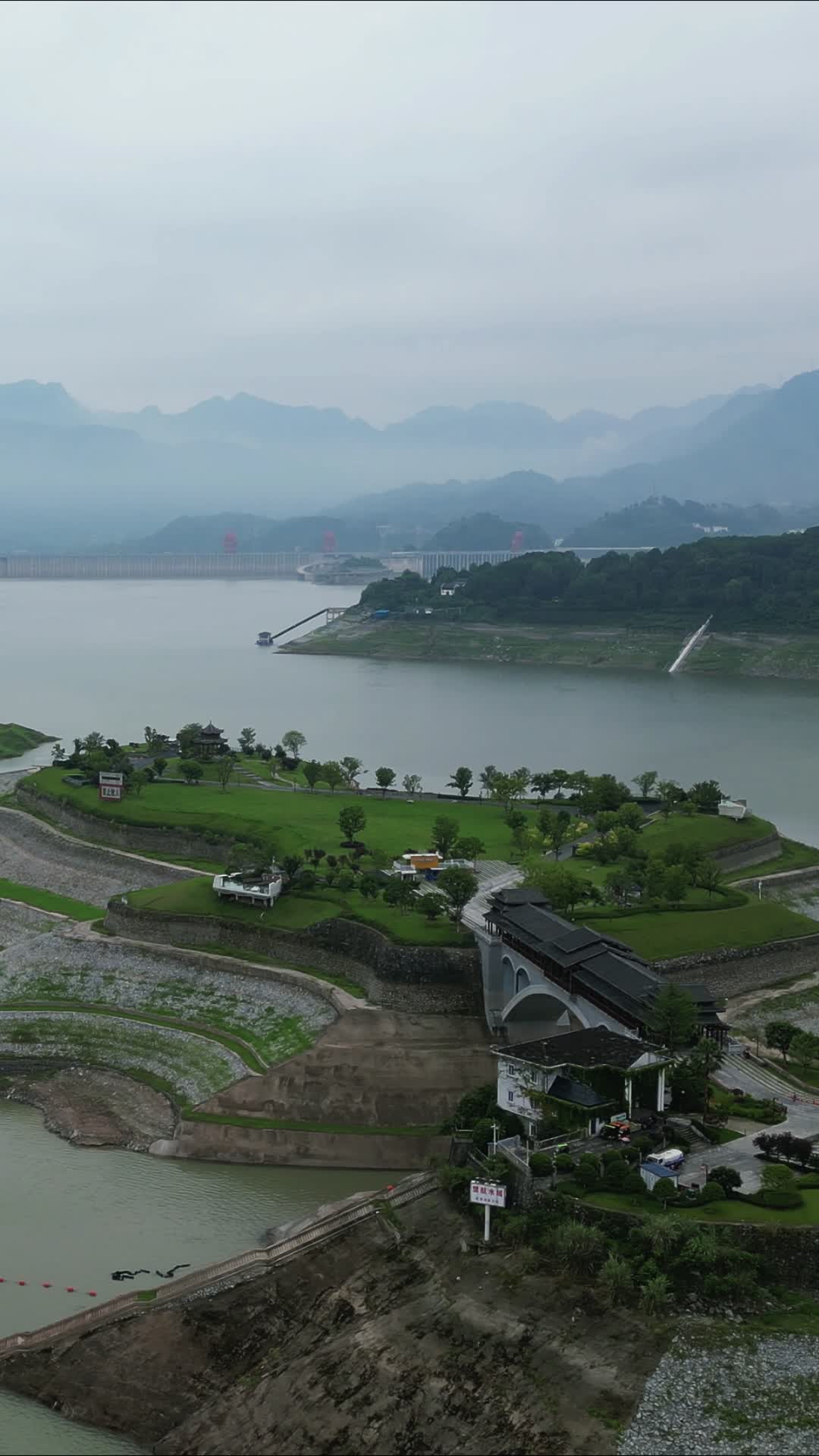 航拍湖北宜昌秭归木鱼岛公园视频的预览图