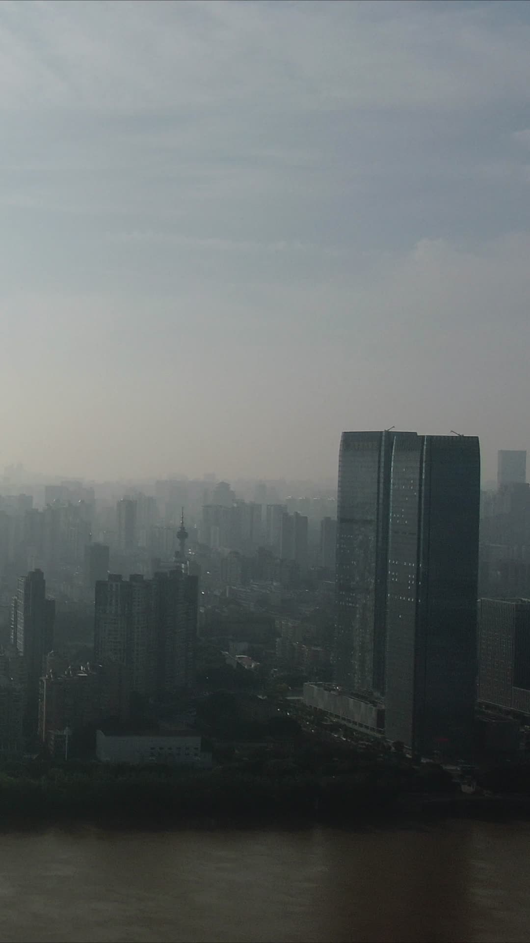 航拍清晨迷雾长沙高楼建筑视频的预览图