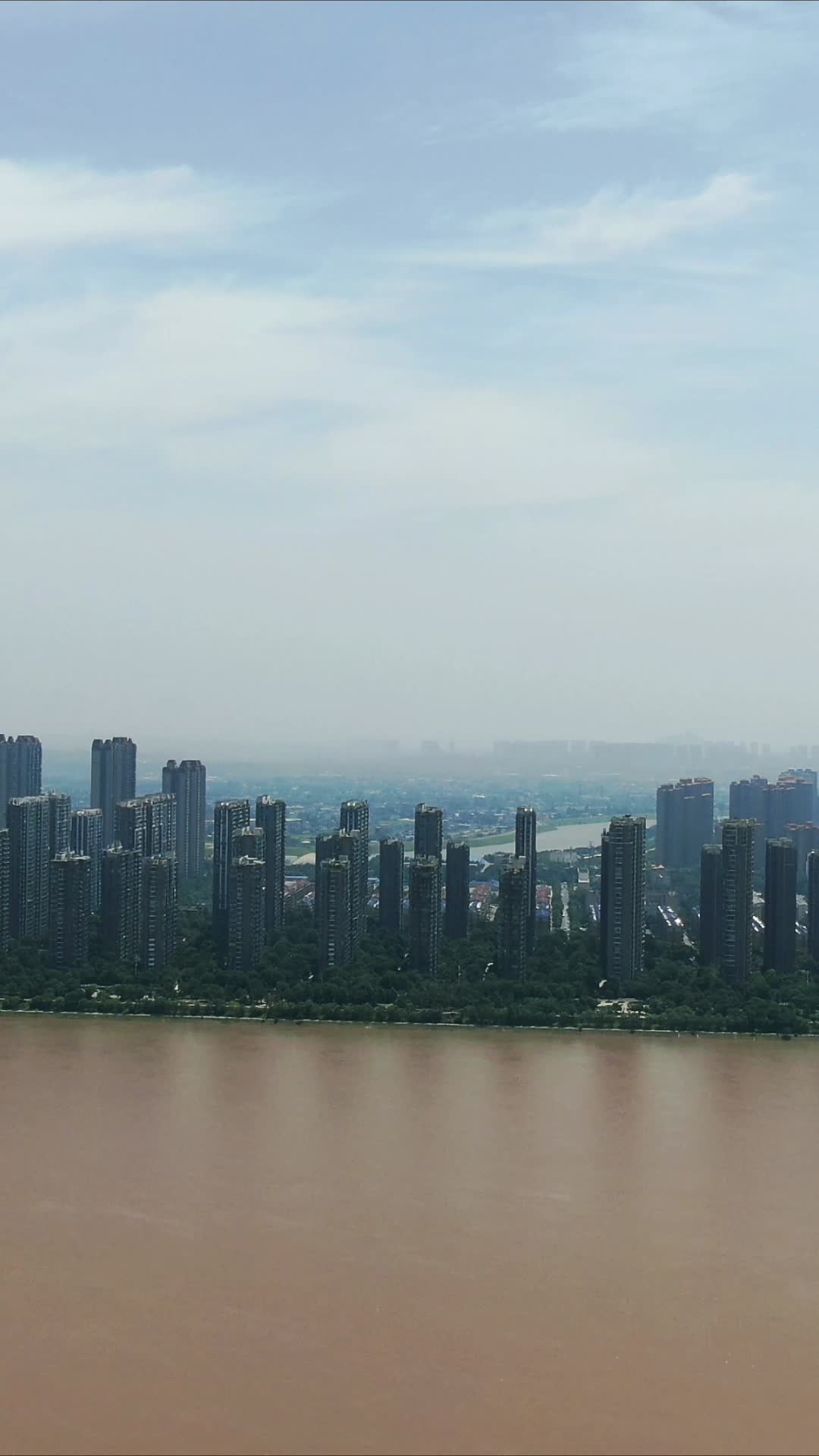 航拍湖南长沙湘江高楼建筑视频的预览图