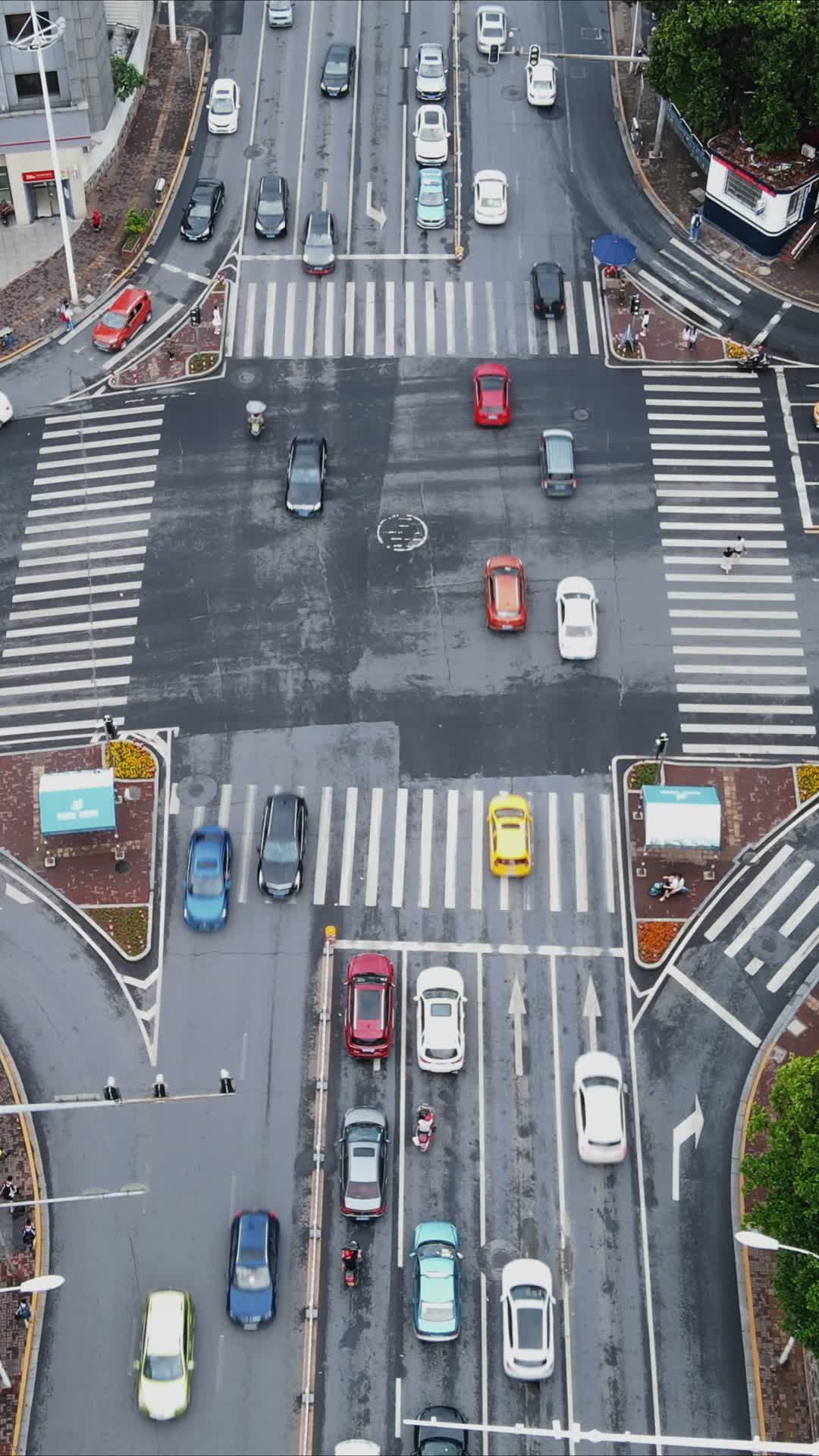 航拍城市十字路口交通车流竖版视频视频的预览图