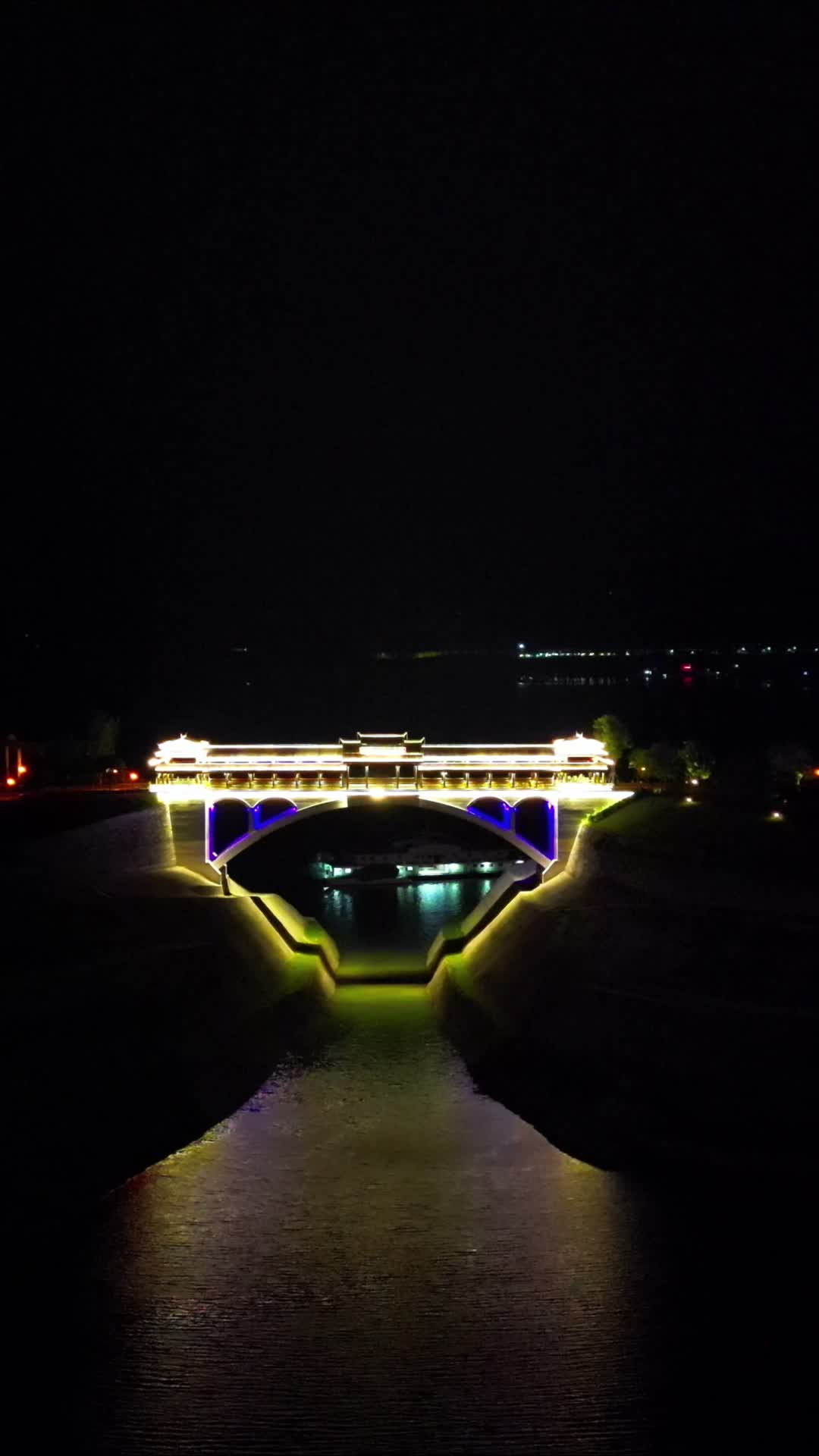 航拍湖北宜昌秭归县木鱼岛公园风雨桥夜景视频的预览图