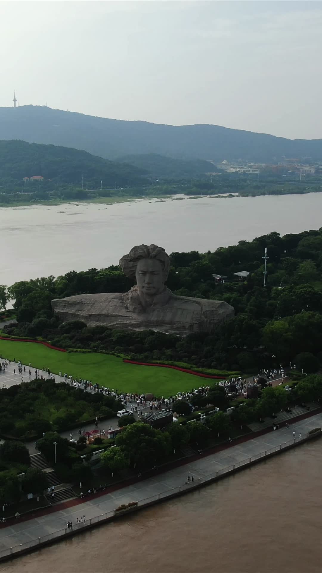 航拍湖南长沙橘子洲景区毛主席雕像视频的预览图
