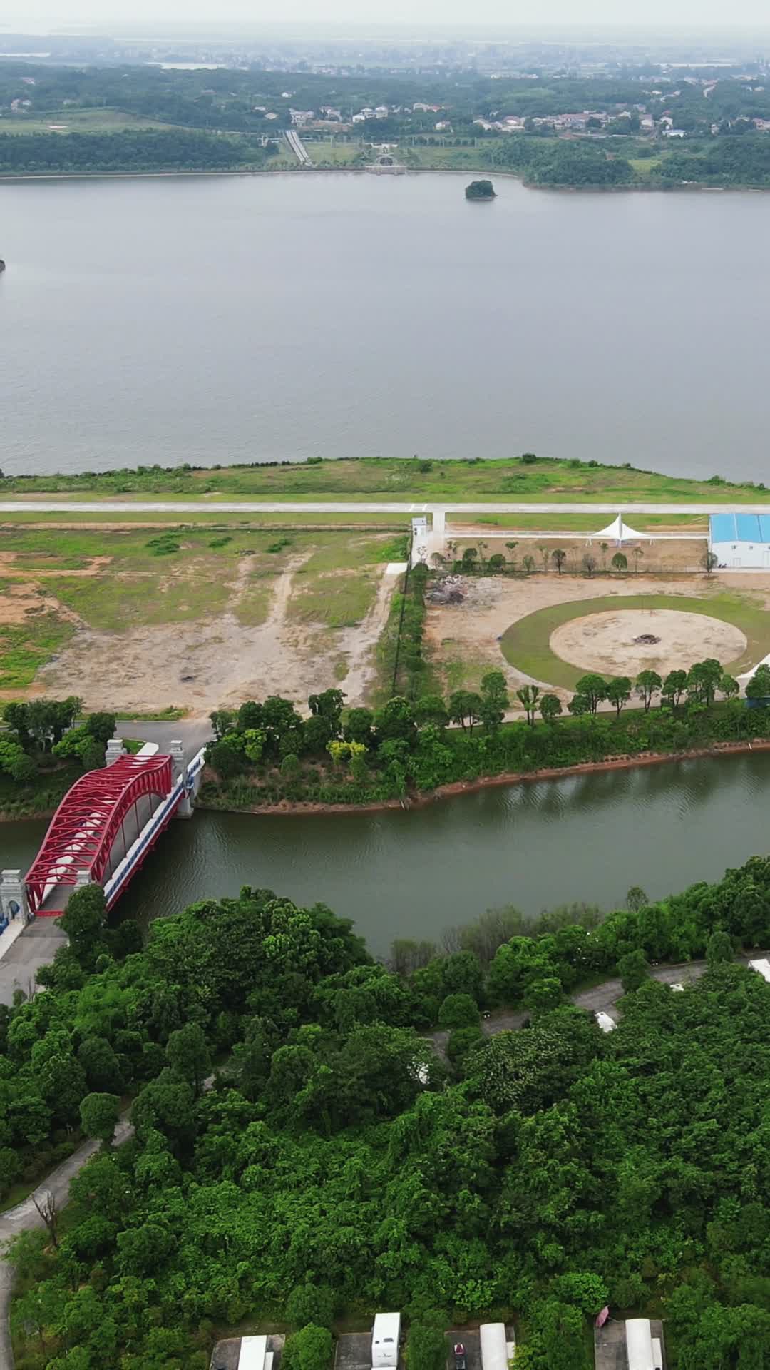 航拍湖南湘阴洋沙湖生态体育公园视频的预览图