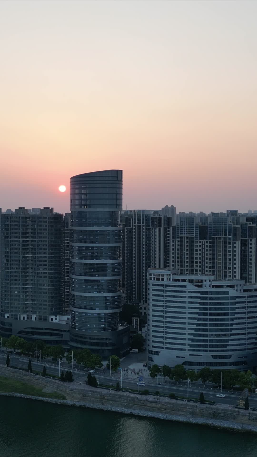 航拍湖北襄阳城市日落视频的预览图