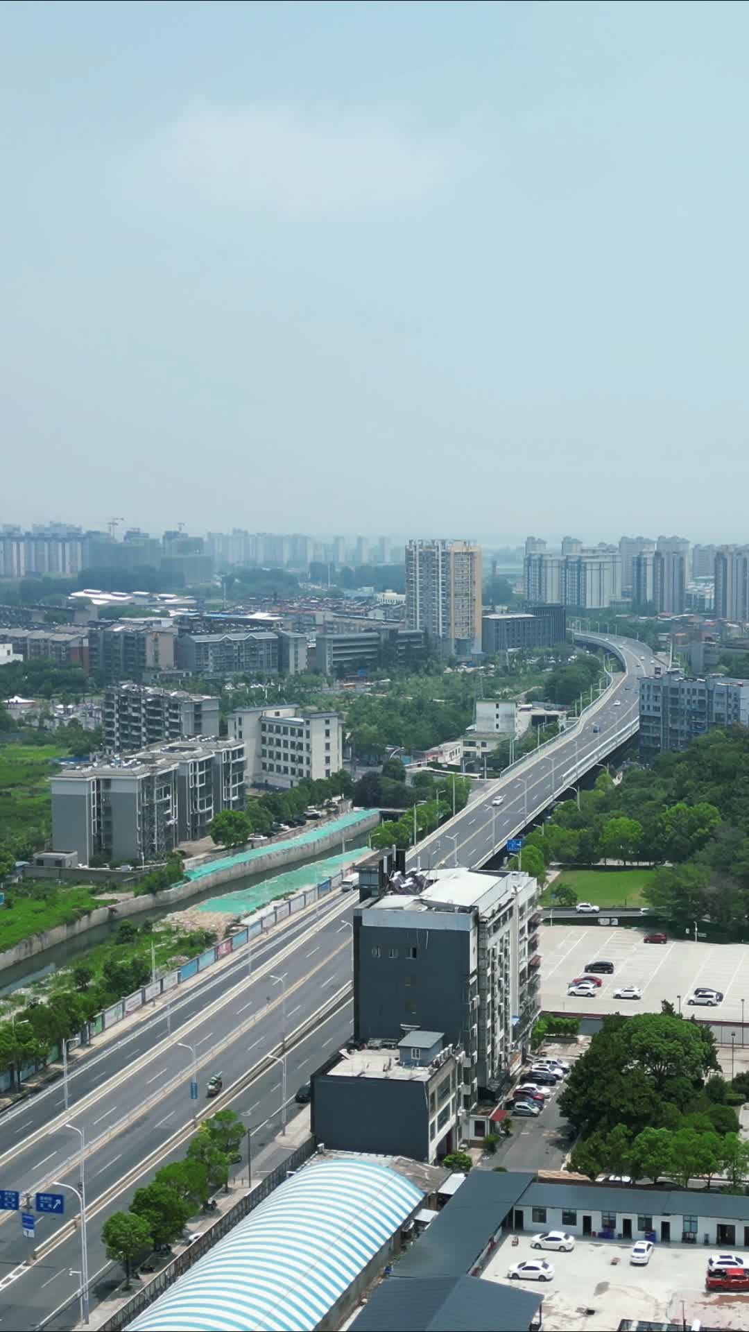 航拍湖北襄阳环城南路交通大道视频的预览图