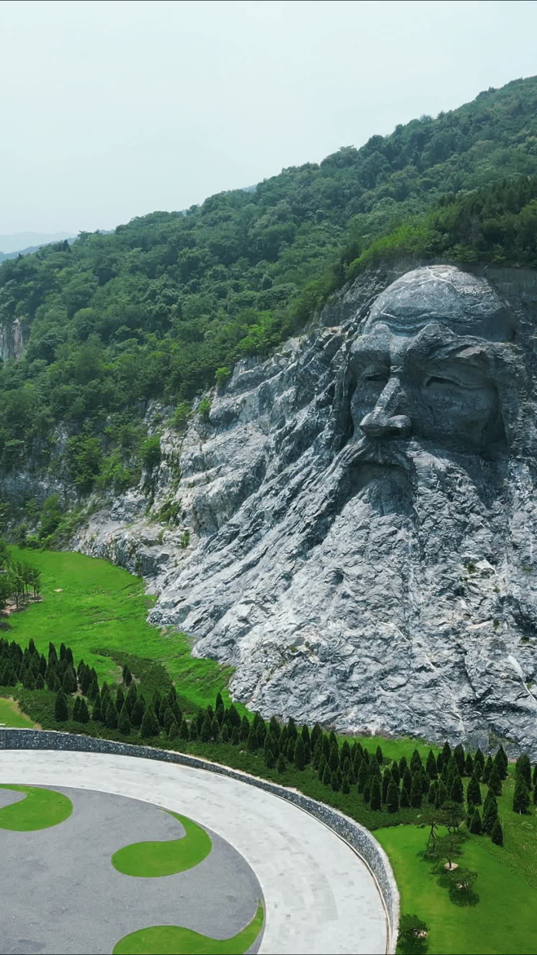 航拍湖北襄阳伏羲摩崖石刻雕像视频的预览图