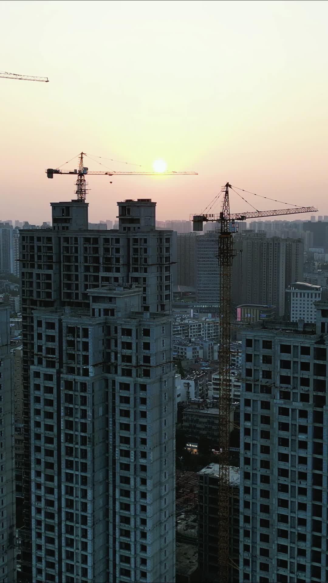 航拍湖北襄阳城市日落视频的预览图