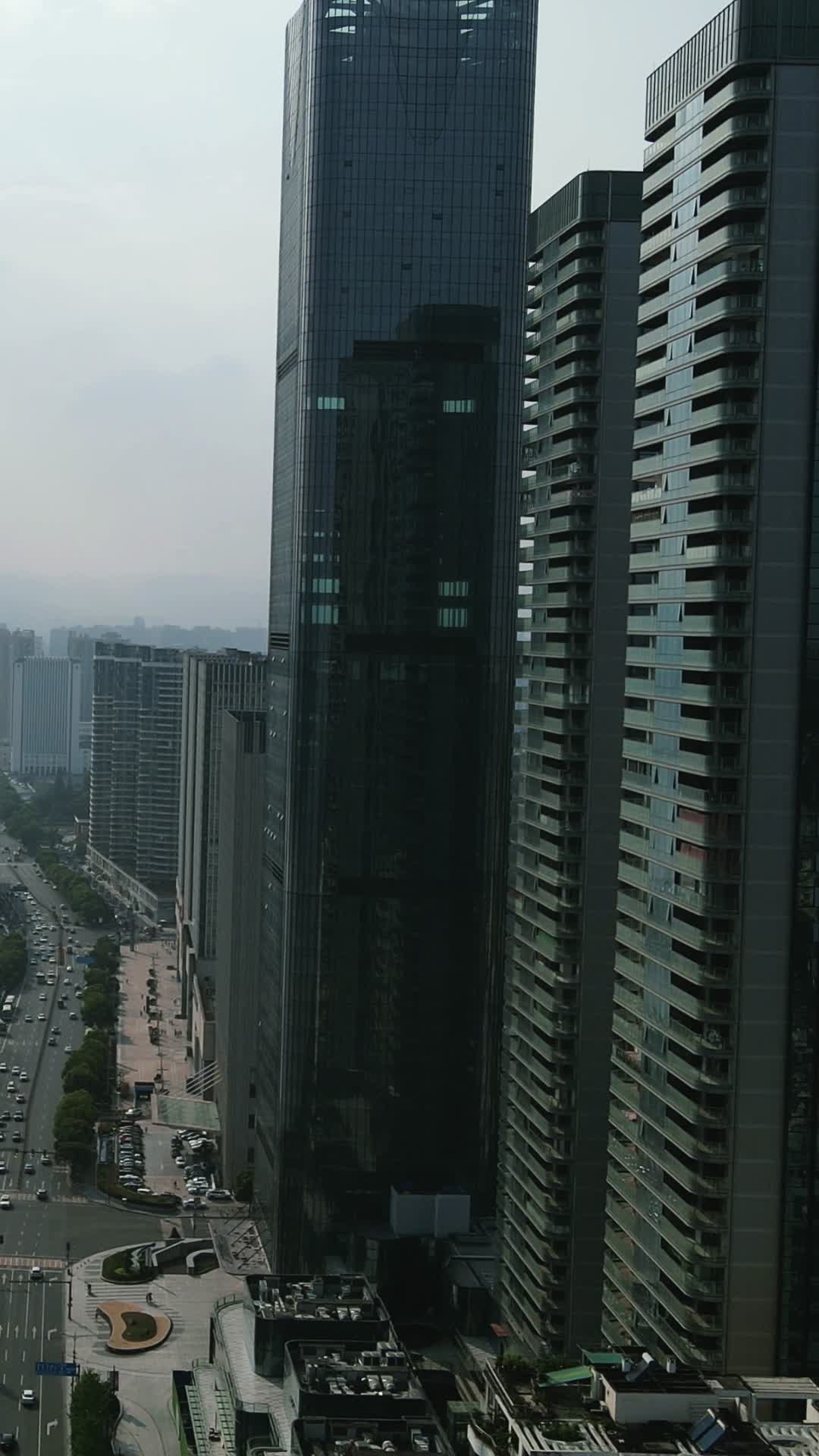 航拍湖北宜昌沿江大道CBD高楼视频的预览图