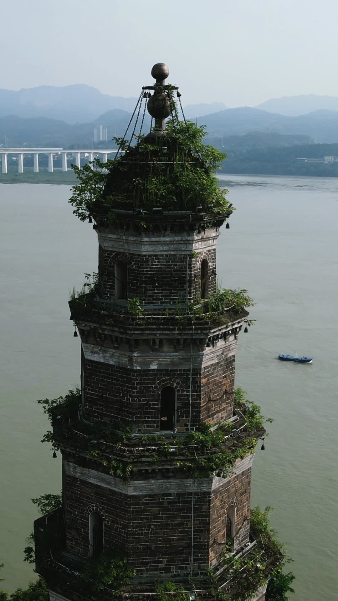 航拍湖北宜昌天然塔古建筑视频的预览图