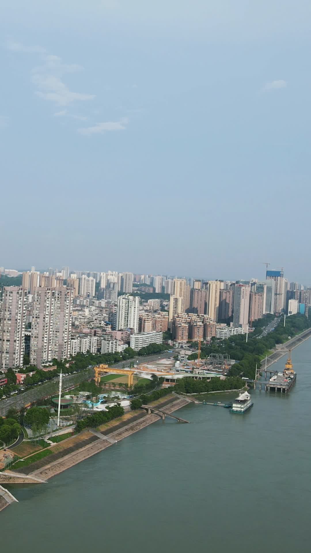 航拍湖北宜昌长江沿江大道风光带视频的预览图