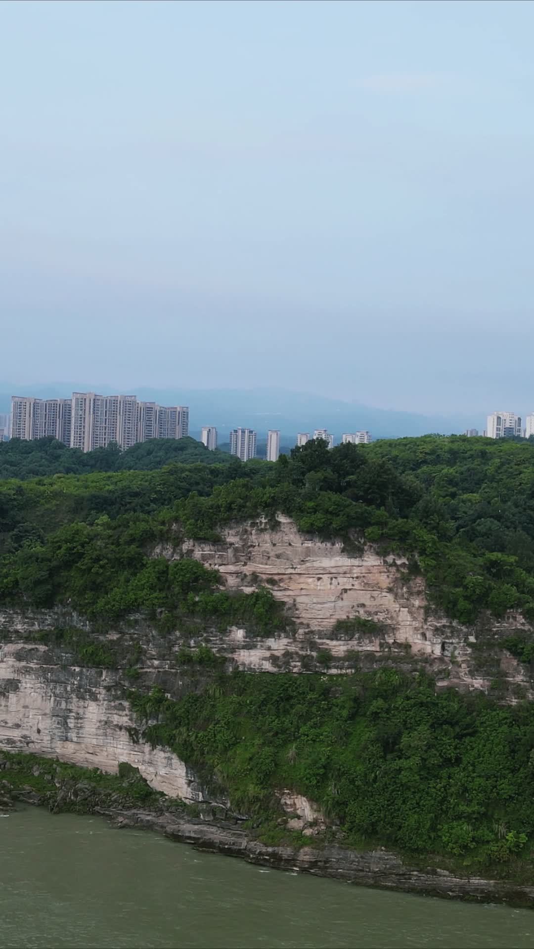 航拍湖北宜昌长江高山风光视频的预览图