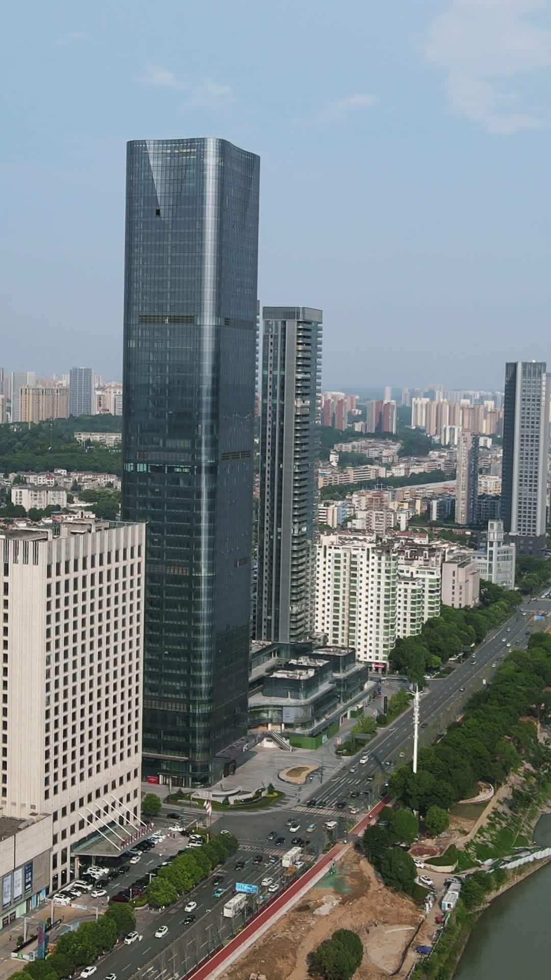 航拍湖北宜昌沿江大道宜昌国际中心IFC视频的预览图