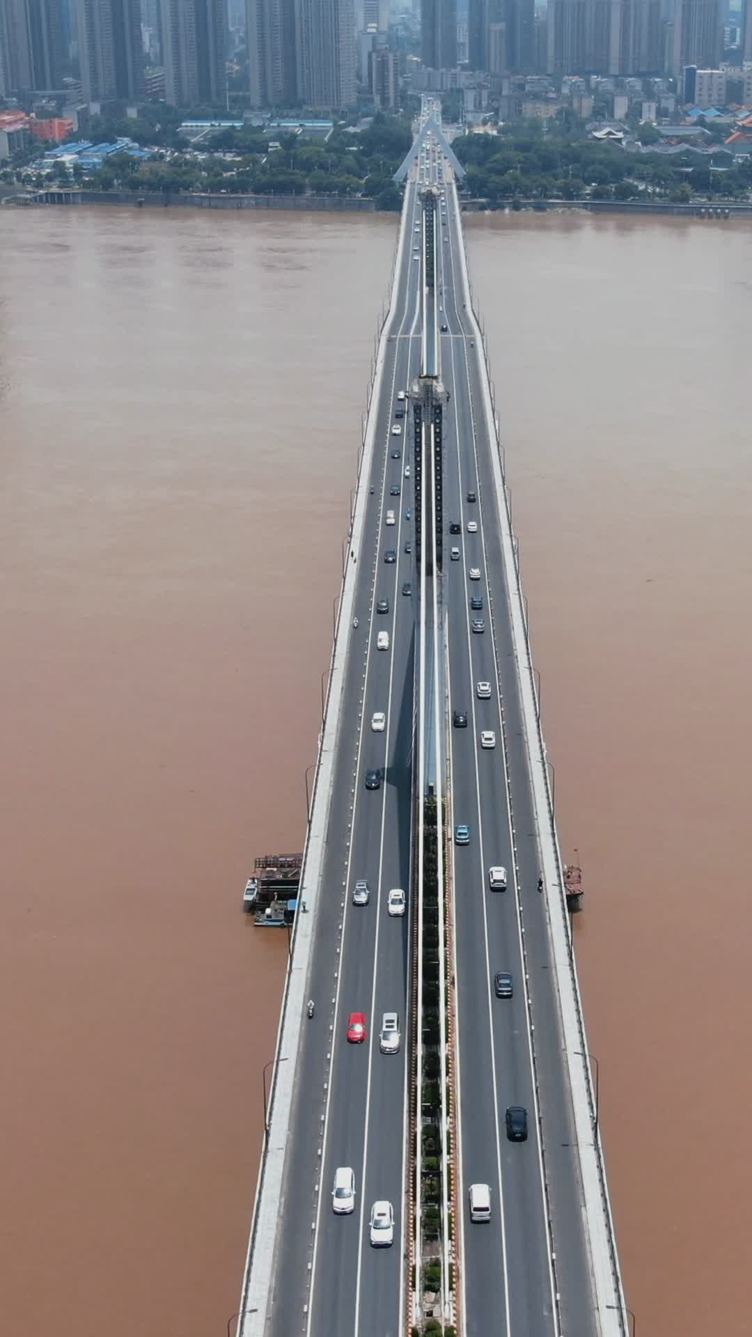 航拍湖南长沙湘江银盆岭大桥视频的预览图