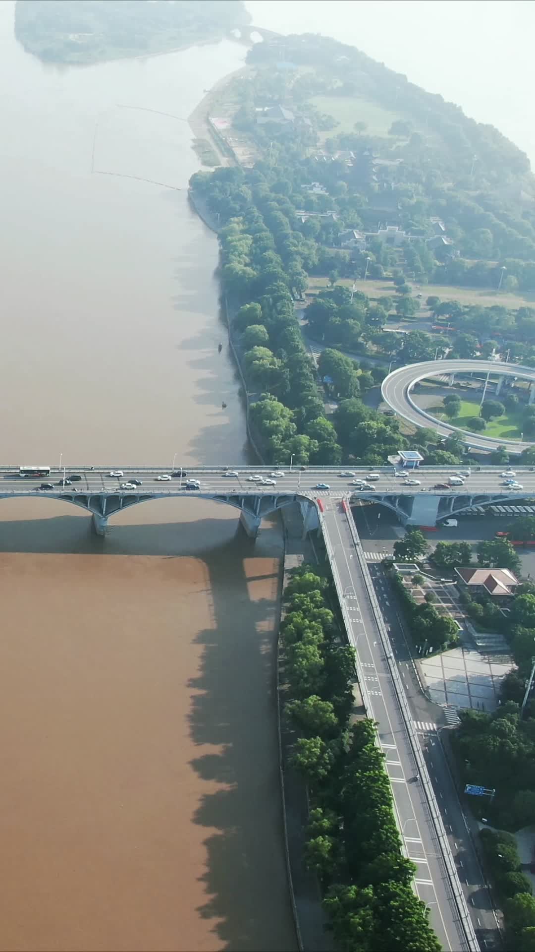 航拍湖南长沙橘子洲景区橘子洲大桥视频的预览图