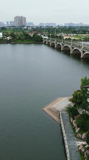 湖南岳阳湘阴洋沙湖国际旅游度假区桥梁竖版视频的预览图