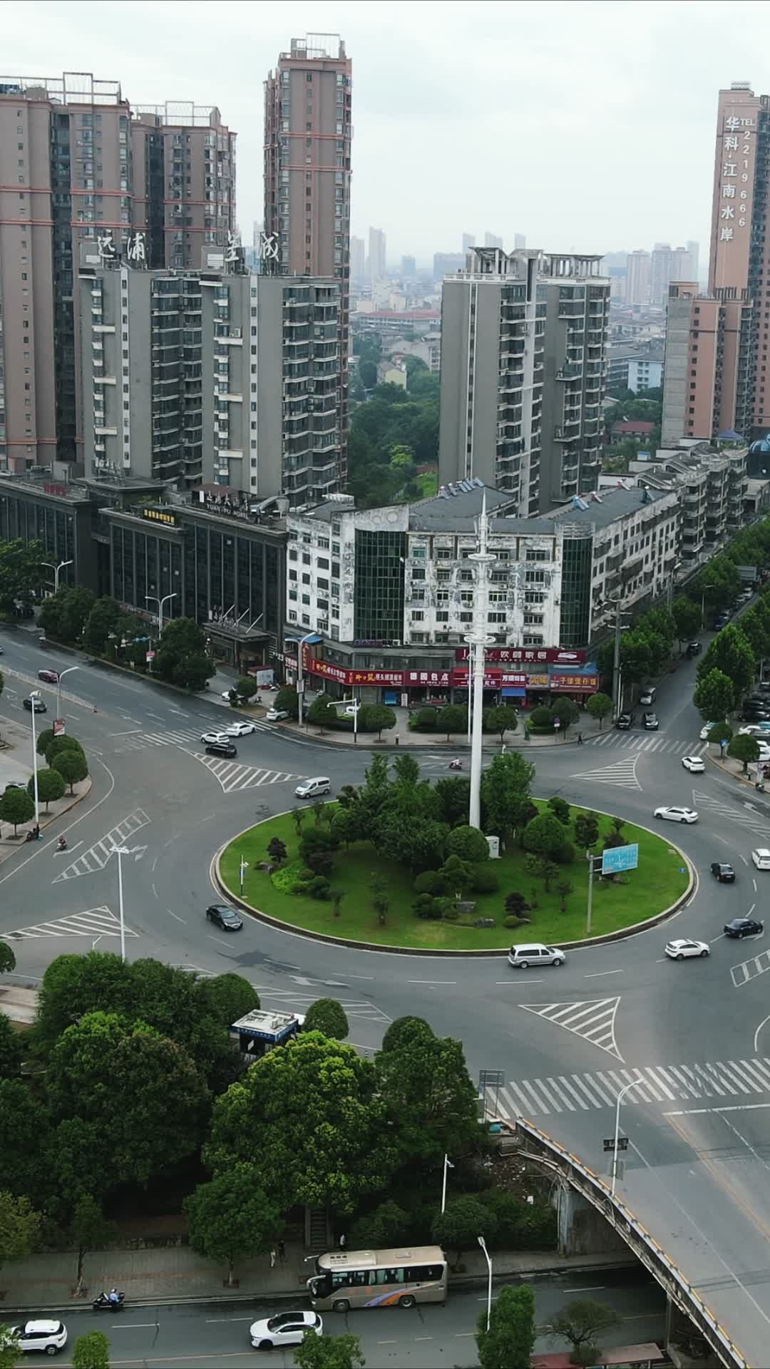 航拍湖南岳阳湘阴城市交通转盘视频的预览图