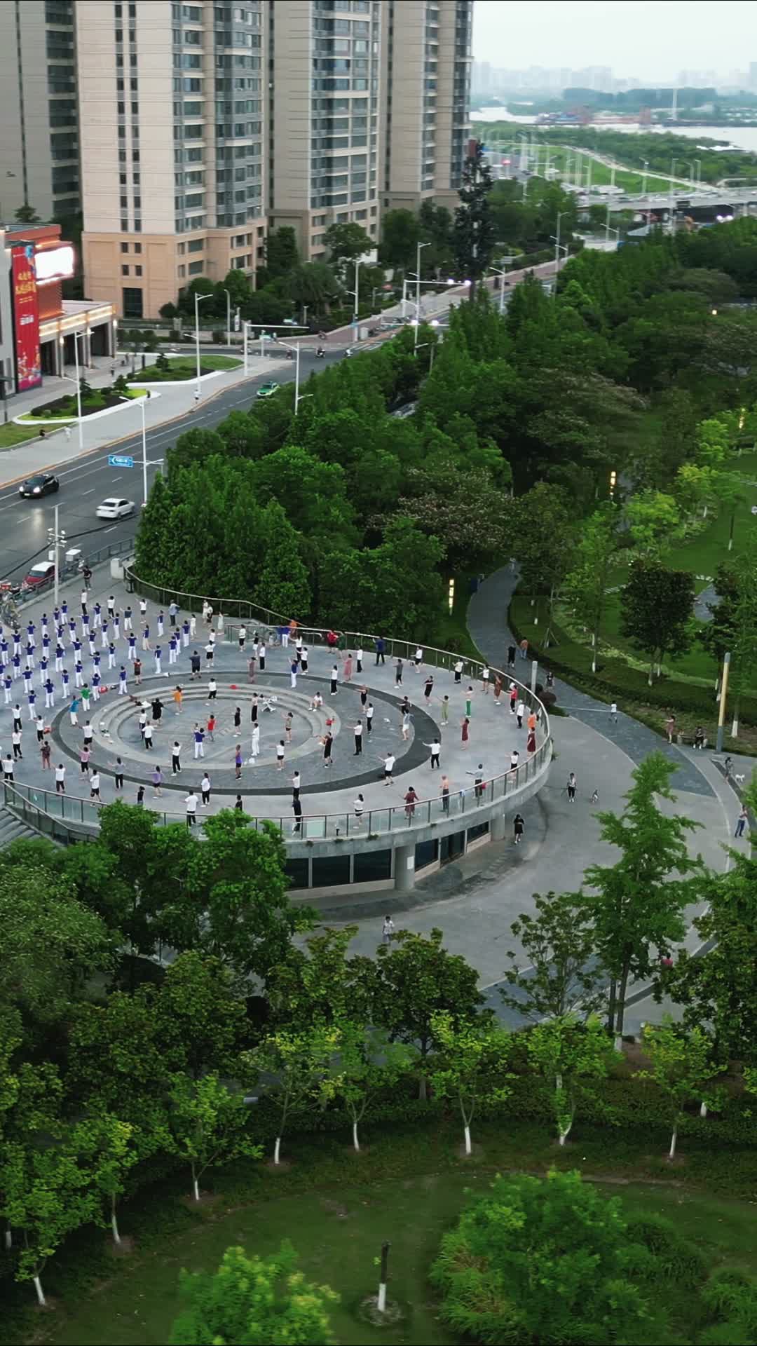 航拍城市广场跳广场舞视频的预览图