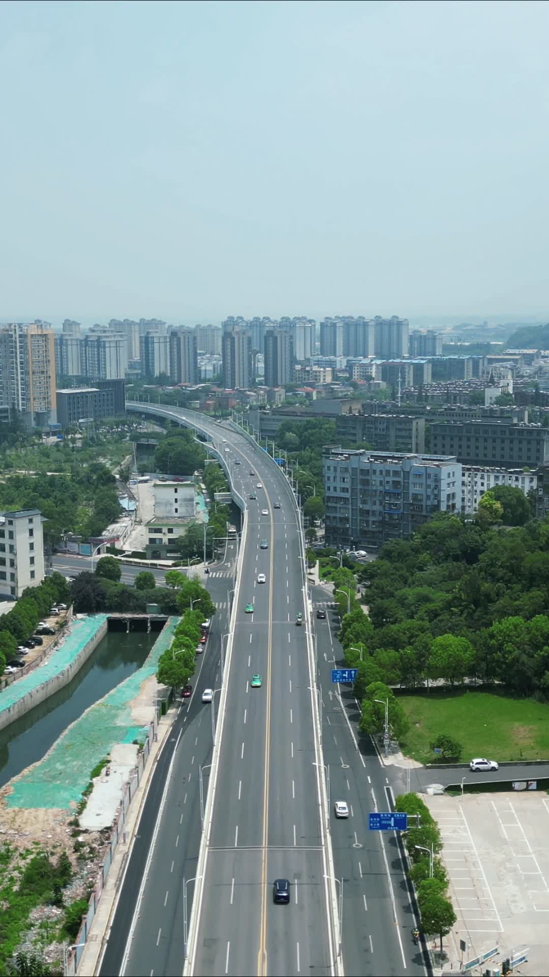 航拍湖北襄阳环城南路交通大道视频的预览图