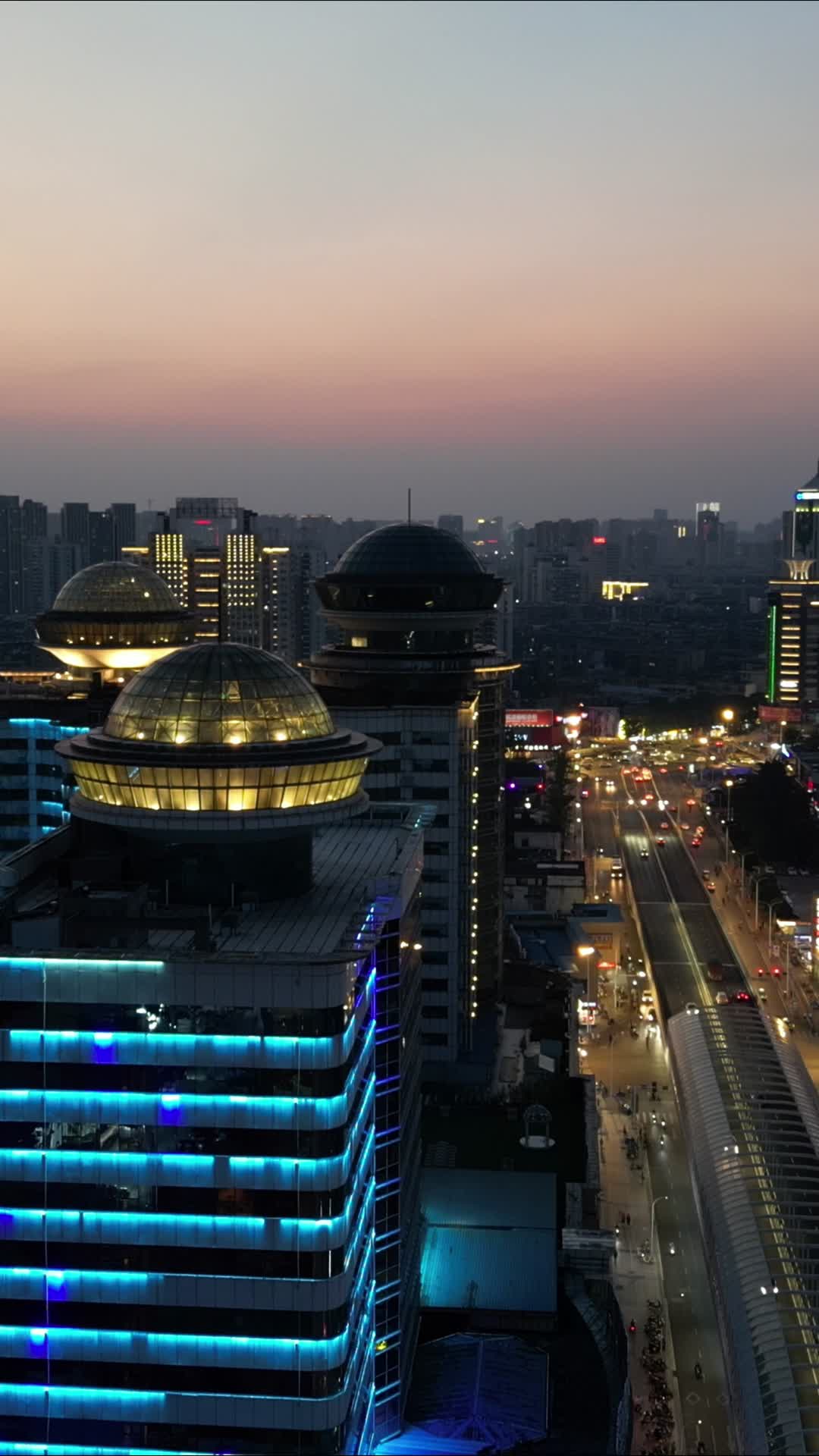 航拍湖北襄阳城市高楼夜景视频的预览图