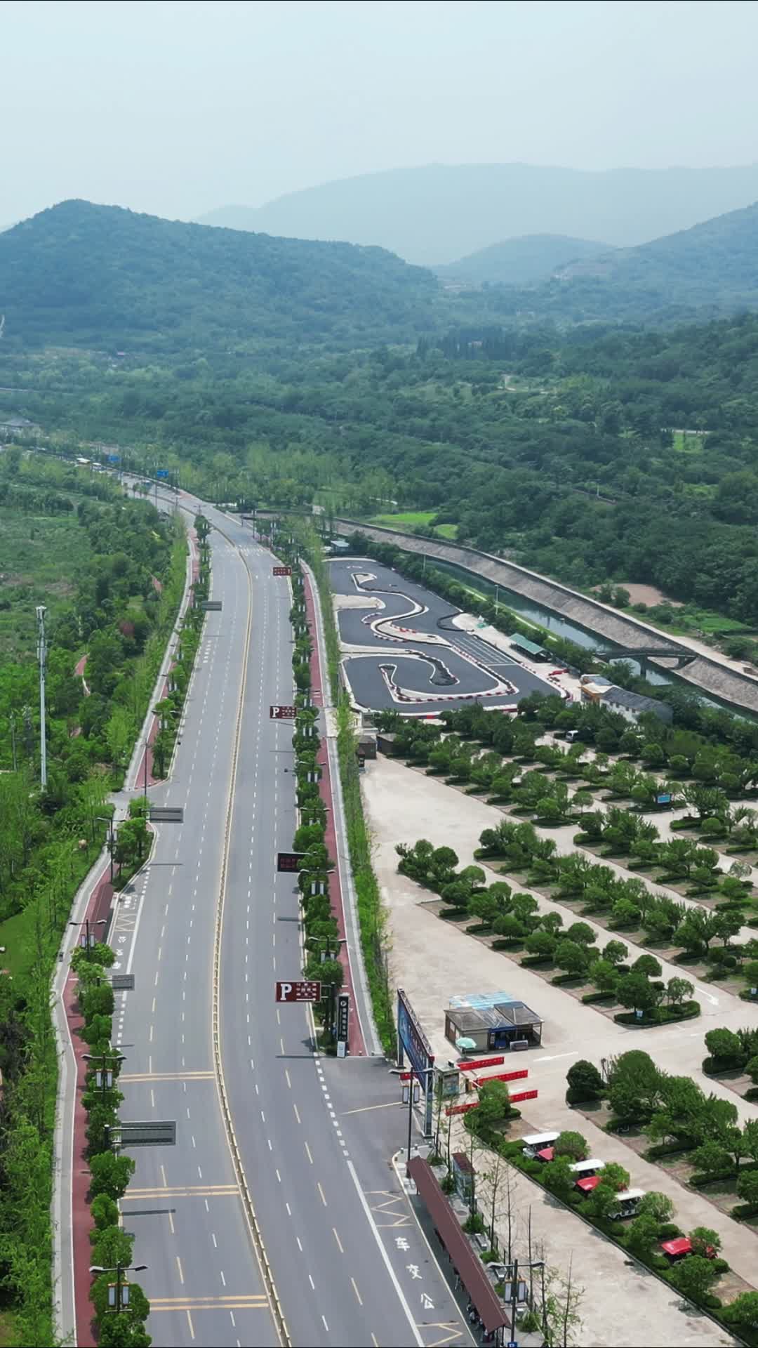 航拍湖北襄阳城市交通大道视频的预览图