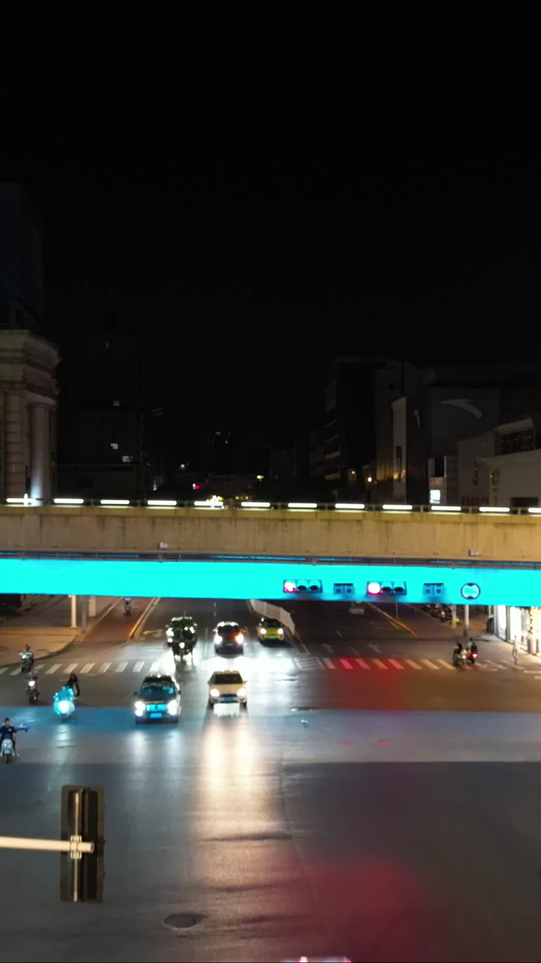 航拍湖北襄阳城市交通夜景视频的预览图