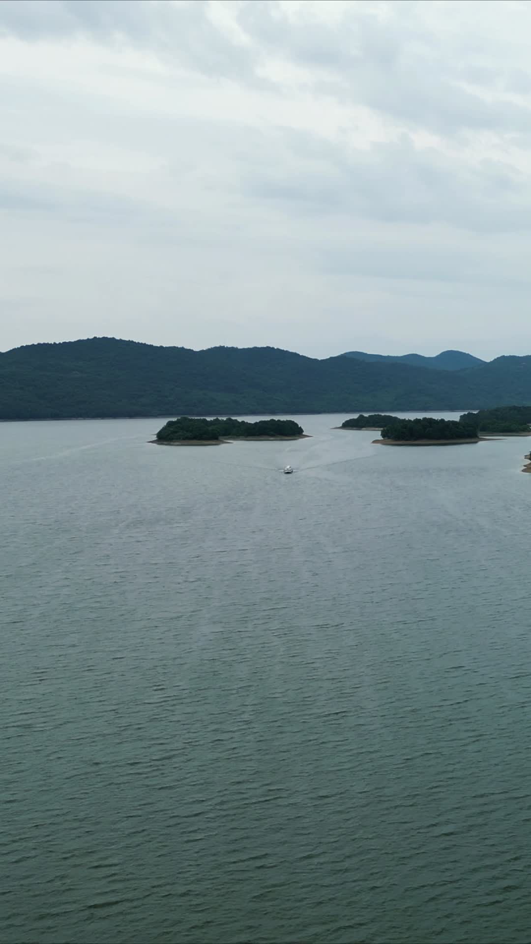 航拍湖北洈水风景区竖屏视频的预览图