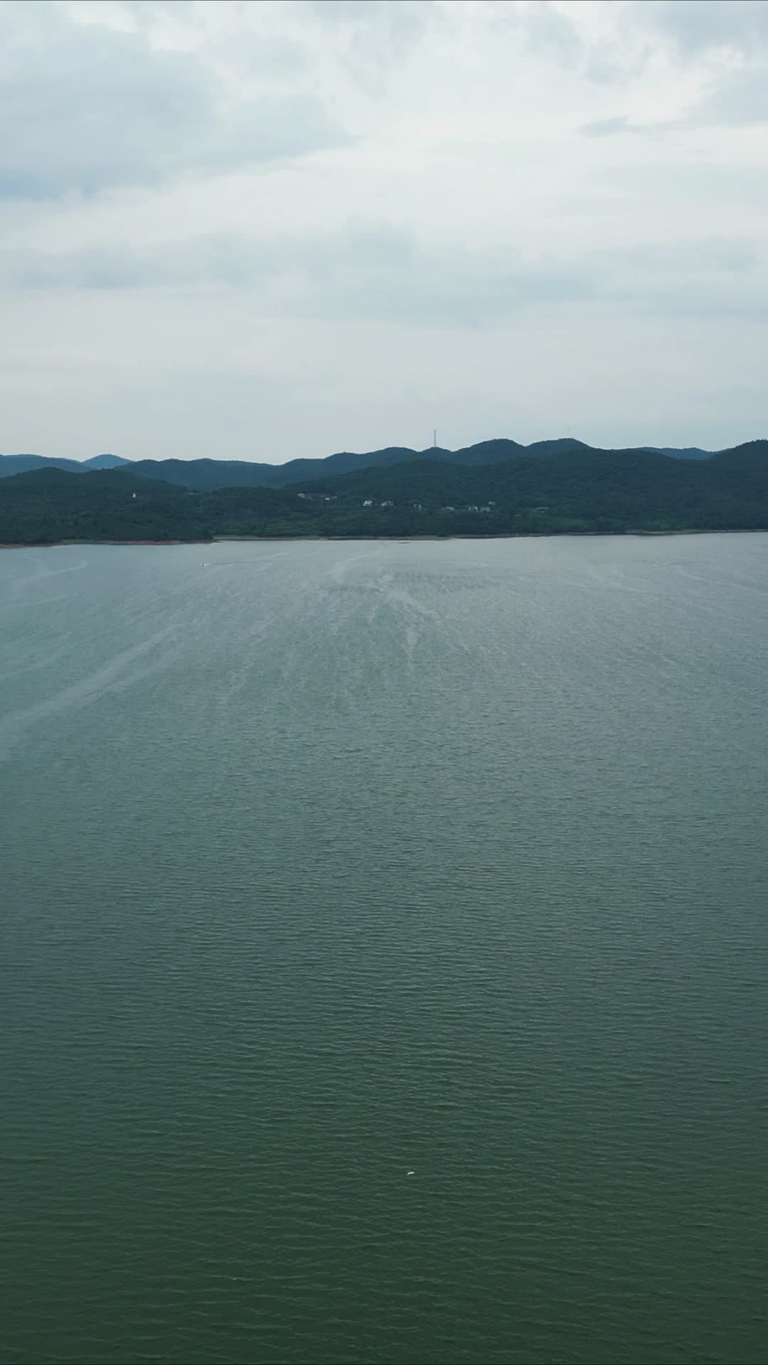 航拍湖北洈水风景区竖屏视频的预览图