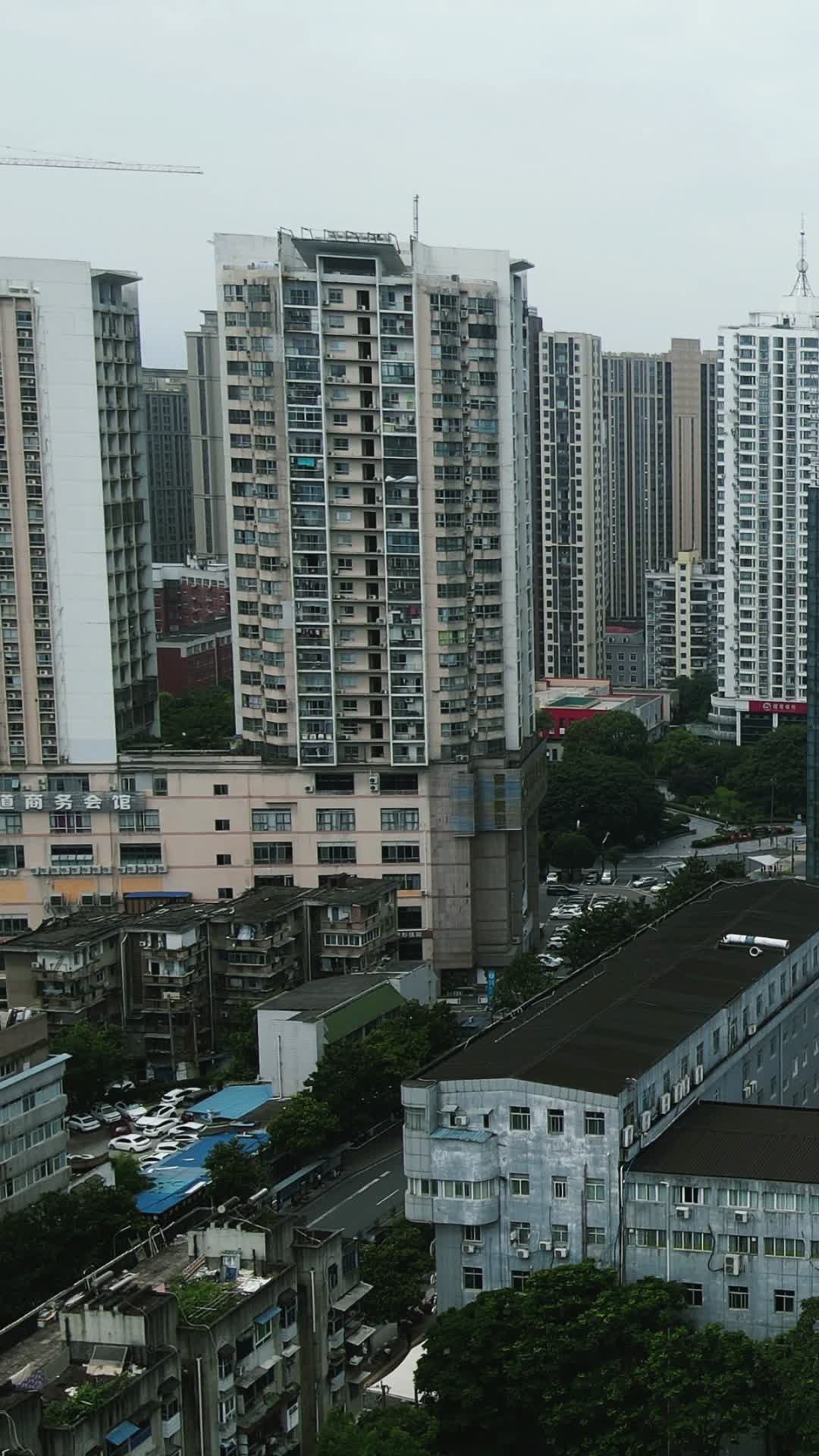 航拍湖北宜昌沿江大道城市高楼视频的预览图