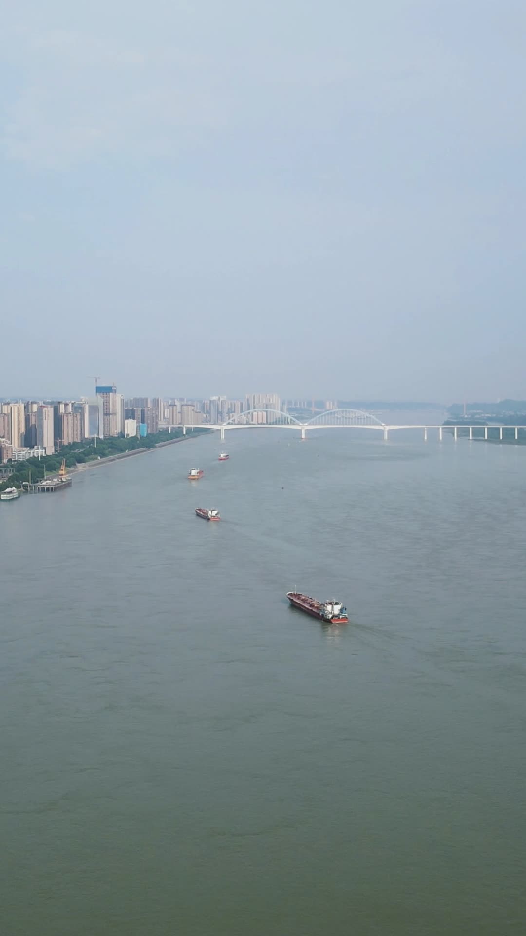 航拍湖北宜昌长江城市风光视频的预览图